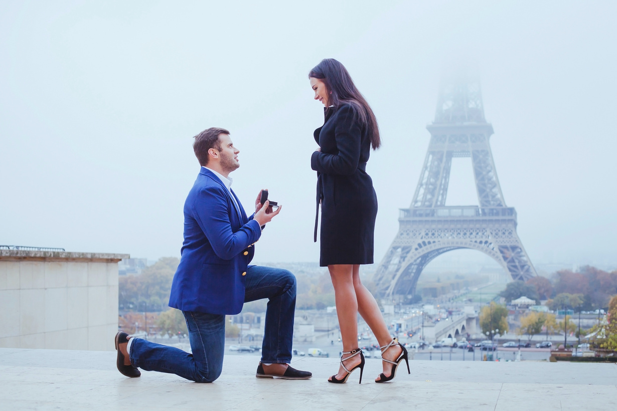 engagement in Paris, proposal, romantic couple